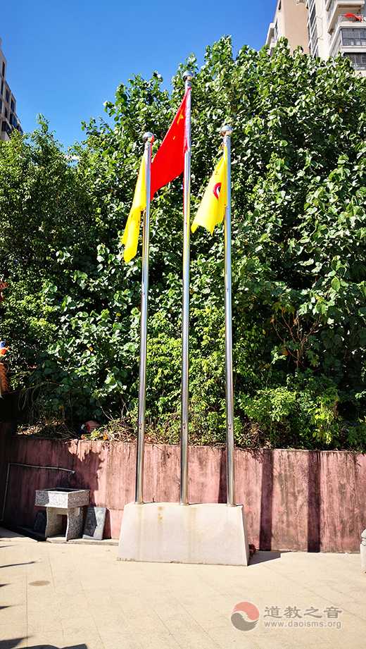 晋江市竹树下翁宫举行升国旗仪式