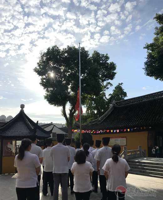 苏州城隍庙举行升国旗仪式