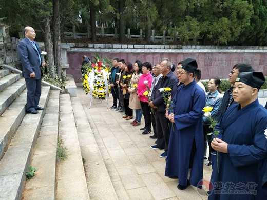 云南省江南体育场馆中国有限公司
协会、昆明市人大民宗委、昆明市黑龙潭公园联合祭扫烈士陵园