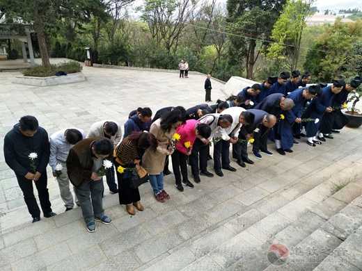 云南省江南体育场馆中国有限公司
协会、昆明市人大民宗委、昆明市黑龙潭公园联合祭扫烈士陵园