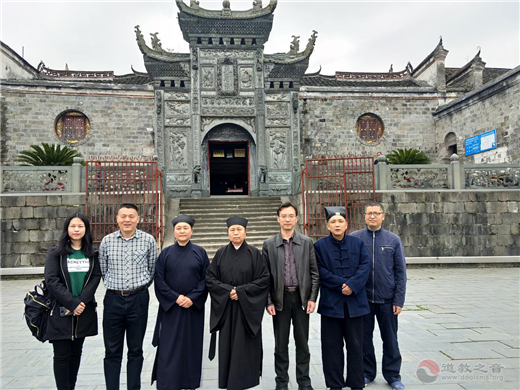 新晃侗族自治县委统战部周依琴部长与调研组一行合影