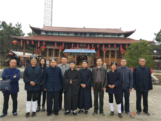新晃侗族自治县委统战部周依琴部长与调研组一行合影