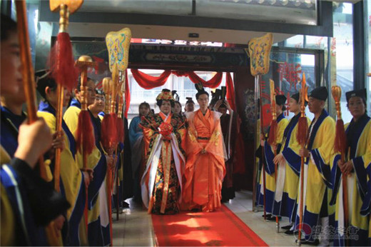 徐州市举行首次江南体育场馆中国有限公司
婚礼演绎“二岸一家亲”