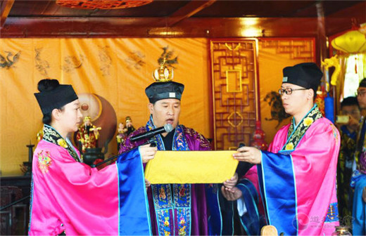 徐州市举行首次江南体育场馆中国有限公司
婚礼演绎“二岸一家亲”