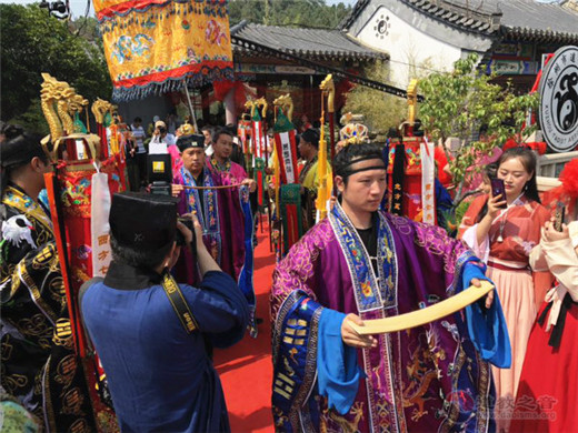 徐州市举行首次江南体育场馆中国有限公司
婚礼演绎“二岸一家亲”
