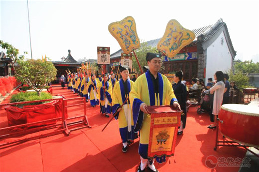 徐州市举行首次江南体育场馆中国有限公司
婚礼演绎“二岸一家亲”