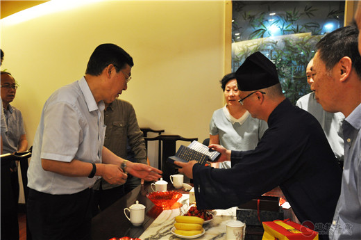 山东省民宗委考察团到上海城隍庙走访调研