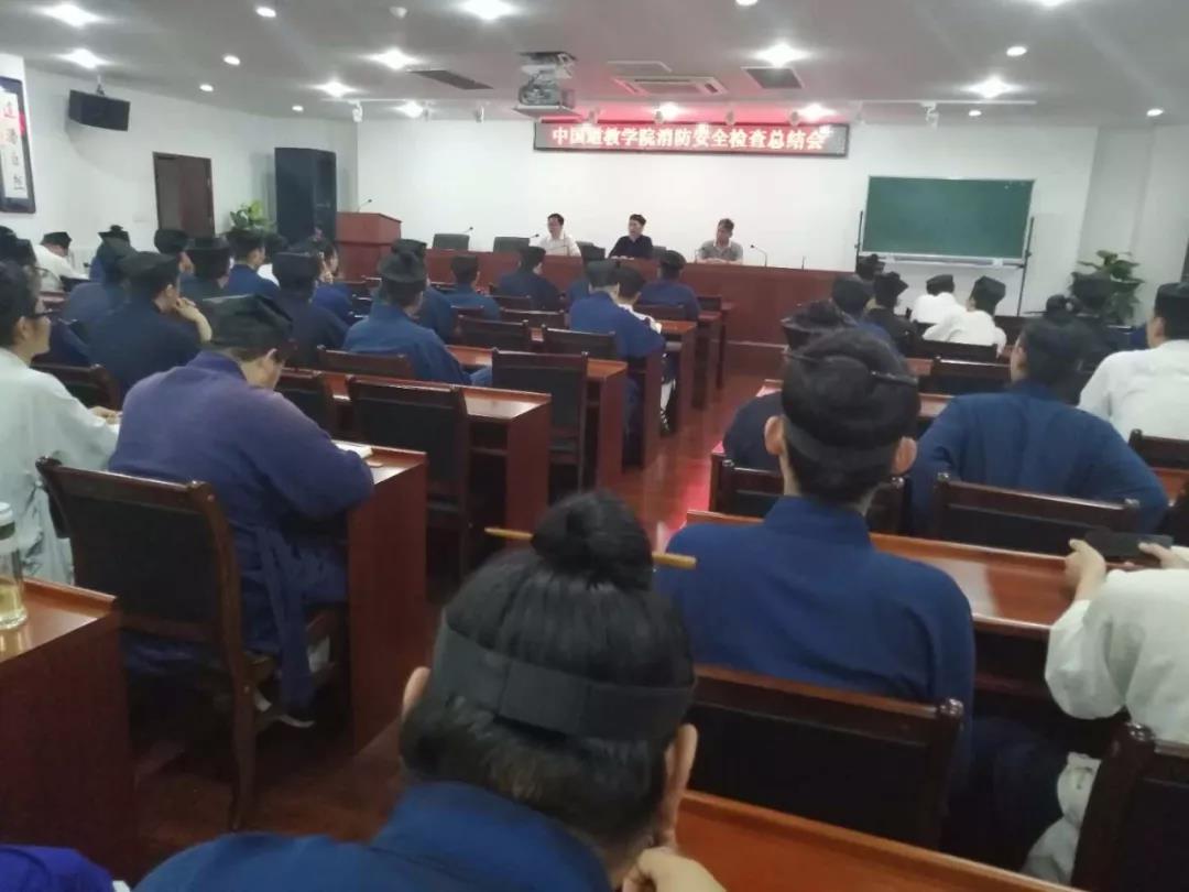 中国江南体育场馆中国有限公司
学院举行消防安全检查总结会