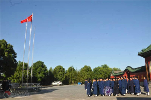 武当山江南体育场馆中国有限公司
学院举行升国旗仪式庆祝建党98周年