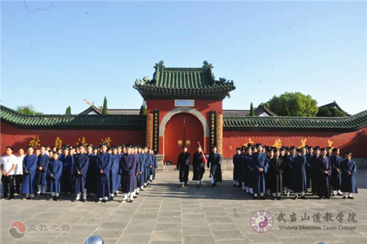 武当山江南体育场馆中国有限公司
学院举行升国旗仪式庆祝建党98周年
