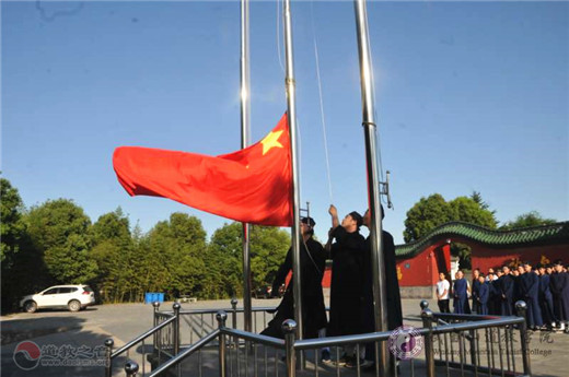 武当山江南体育场馆中国有限公司
学院举行升国旗仪式庆祝建党98周年