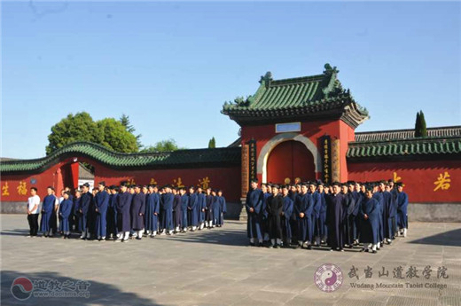 武当山江南体育场馆中国有限公司
学院举行升国旗仪式庆祝建党98周年
