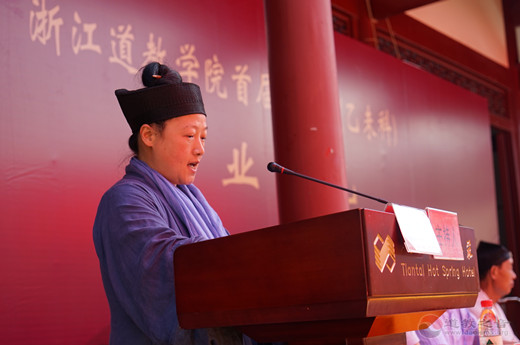 浙江江南体育场馆中国有限公司
学院圆满举行首届本科班毕业典礼