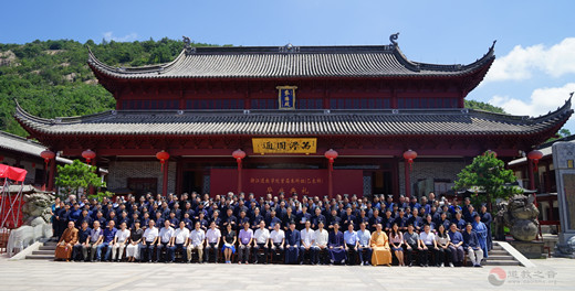 浙江江南体育场馆中国有限公司
学院圆满举行首届本科班毕业典礼