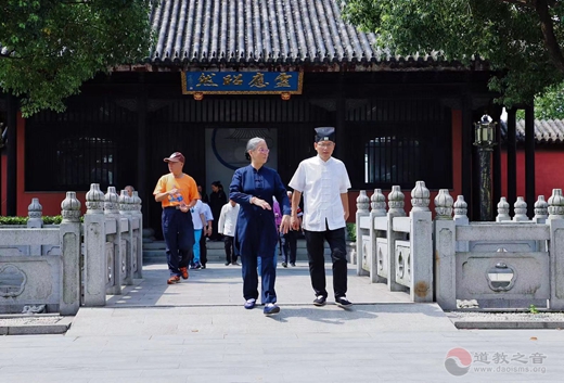 台湾两岸江南体育场馆中国有限公司
宫庙联谊活动”嘉宾团一行莅临苏州崧泽道院