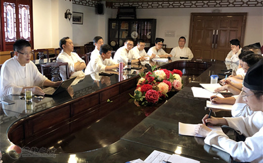 上海市钦赐仰殿道观召开“践行两个责任”学习会