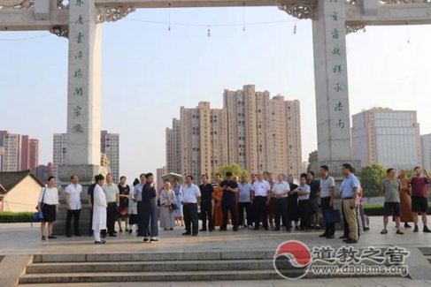 益阳市委统战部常务副部长秦本华率宗教界代表考察邵阳玉清宫