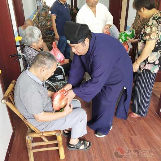 德清昌福宫道众中秋节前走访慰问烈士家属及大德居士