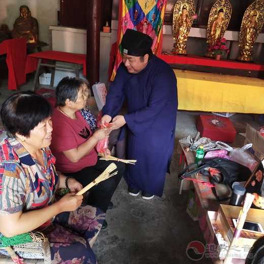 德清昌福宫道众中秋节前走访慰问烈士家属及大德居士