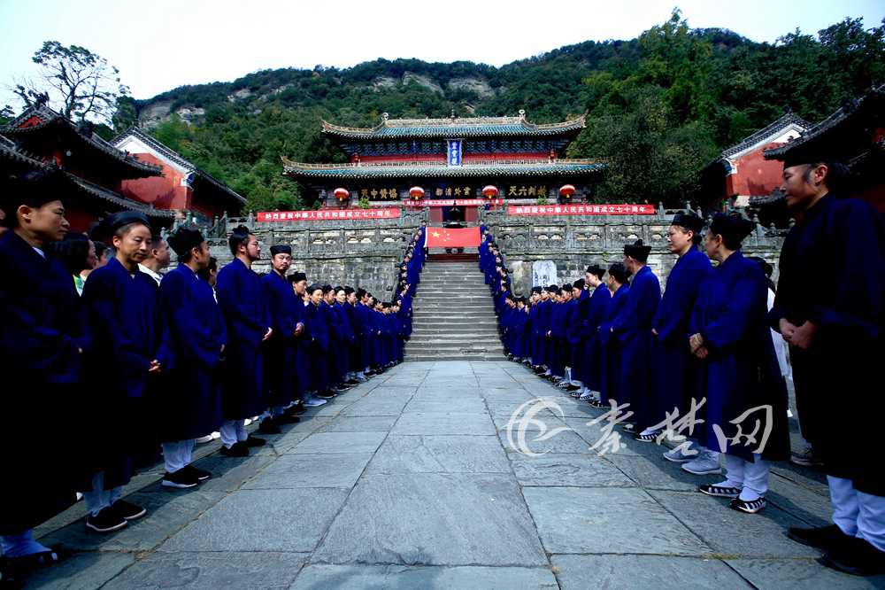 武当山江南体育场馆中国有限公司
协会举行升国旗仪式庆祝新中国成立70周年