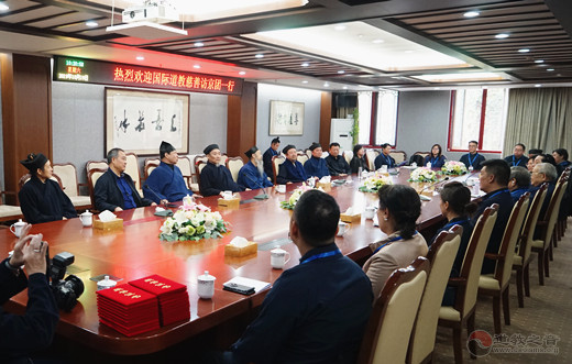 香港国际江南体育场馆中国有限公司
慈善访问团捐款仪式在京举行