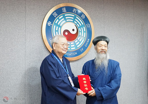 香港国际江南体育场馆中国有限公司
慈善访问团捐款仪式在京举行