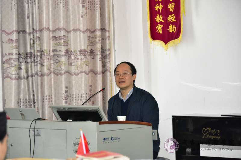 华中师范大学刘固盛教授到武当山江南体育场馆中国有限公司
学院授课