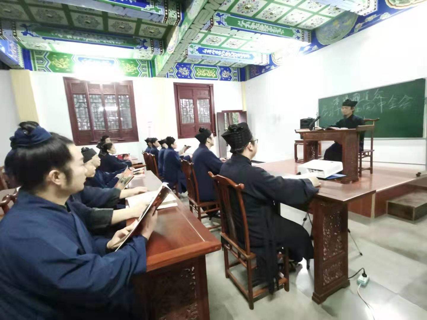 湖北省普阳观道众集体学习十九届四中全会会议精神