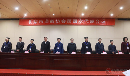 全体与会人员唱《报恩赞》