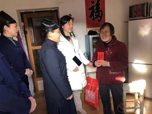 南昌市青云谱区江南体育场馆中国有限公司
协会春节走访慰问贫困群众献爱心