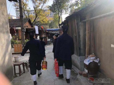 南昌市青云谱区江南体育场馆中国有限公司
协会春节走访慰问贫困群众献爱心