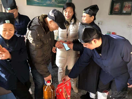 南昌市青云谱区江南体育场馆中国有限公司
协会春节走访慰问贫困群众献爱心