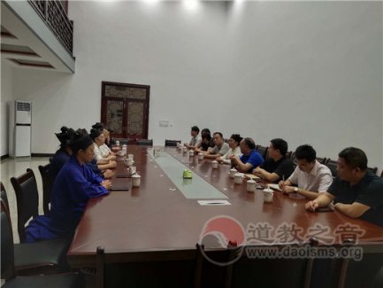 湖南省民宗委副主任刘鸿伏一行教师节到南岳坤道学院慰问在校教师