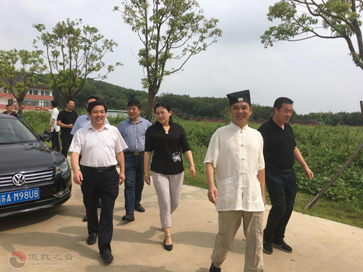 江苏省民宗委副主任邓飞一行到南京方山洞玄观检查安全工作