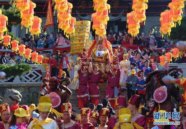 妈祖金身绕境巡安 福建湄洲岛千人“狂欢”