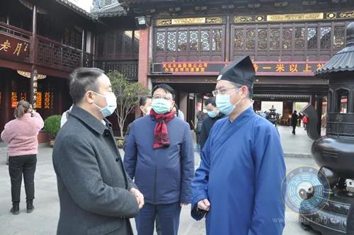 上海市委统战部副部长、市民宗局党组书记王霄汉到上海城隍庙检查常态化疫情