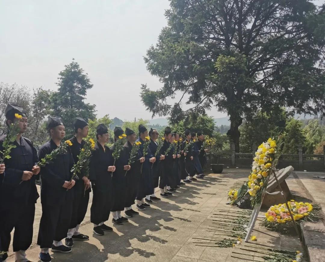 云南省江南体育场馆中国有限公司
协会龙泉观开展祭扫烈士陵园活动