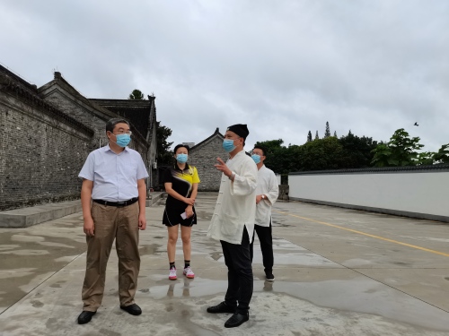 江苏省泰州市民宗局局长检查宗教活动场所疫情防控及防汛防台风工作