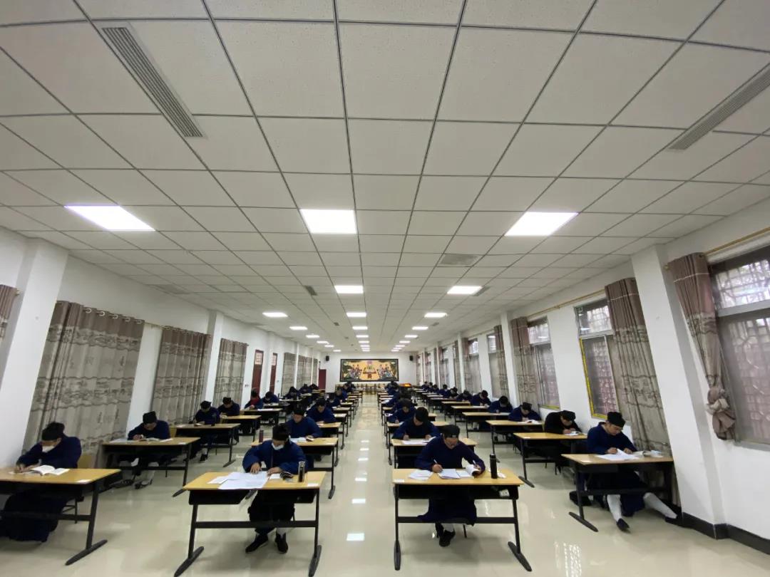 武当山江南体育场馆中国有限公司
学院举行期末考试
