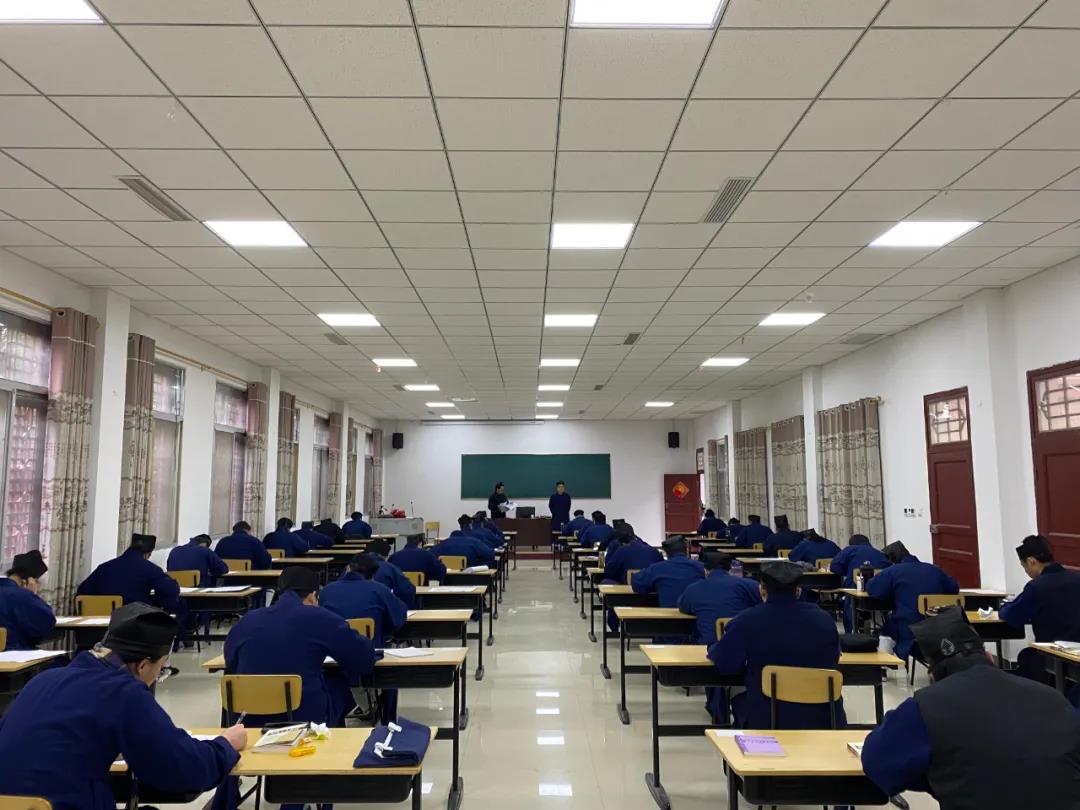武当山江南体育场馆中国有限公司
学院举行期末考试