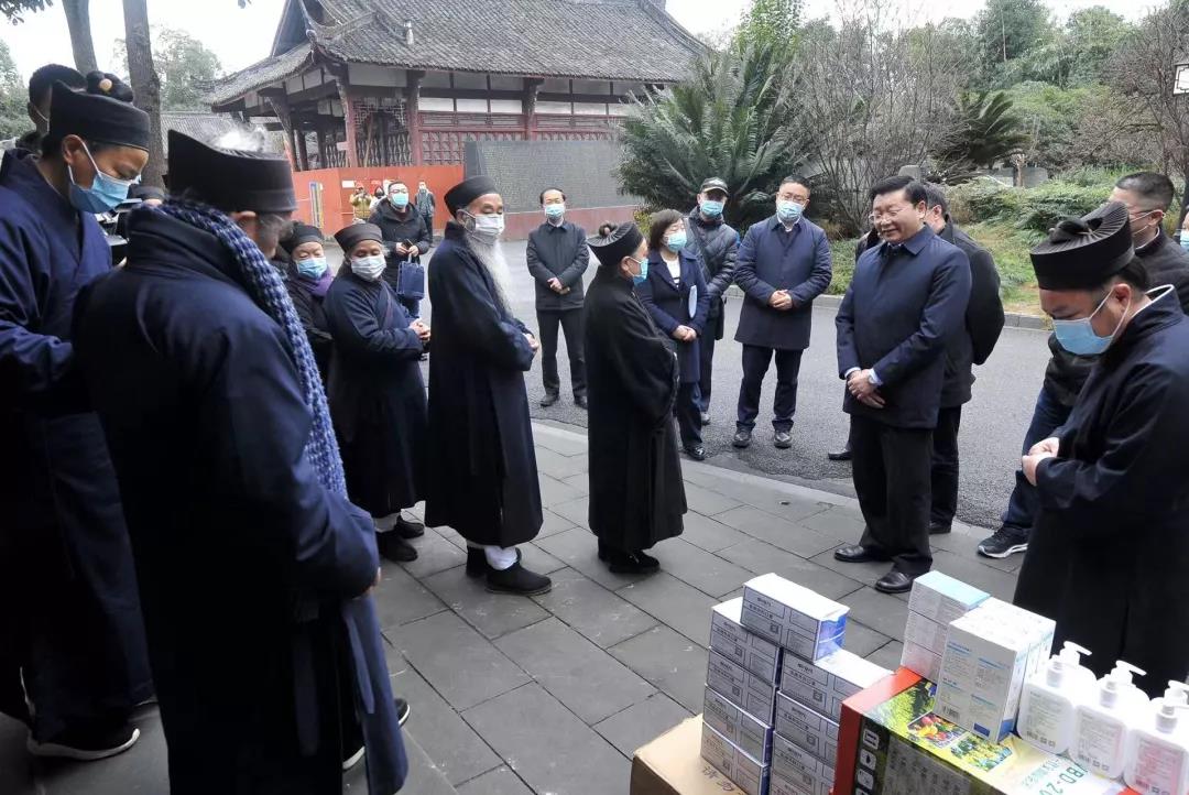 成都市委常委、统战部部长吴凯一行走访慰问成都江南体育场馆中国有限公司
界检查青羊宫防疫及安全工作