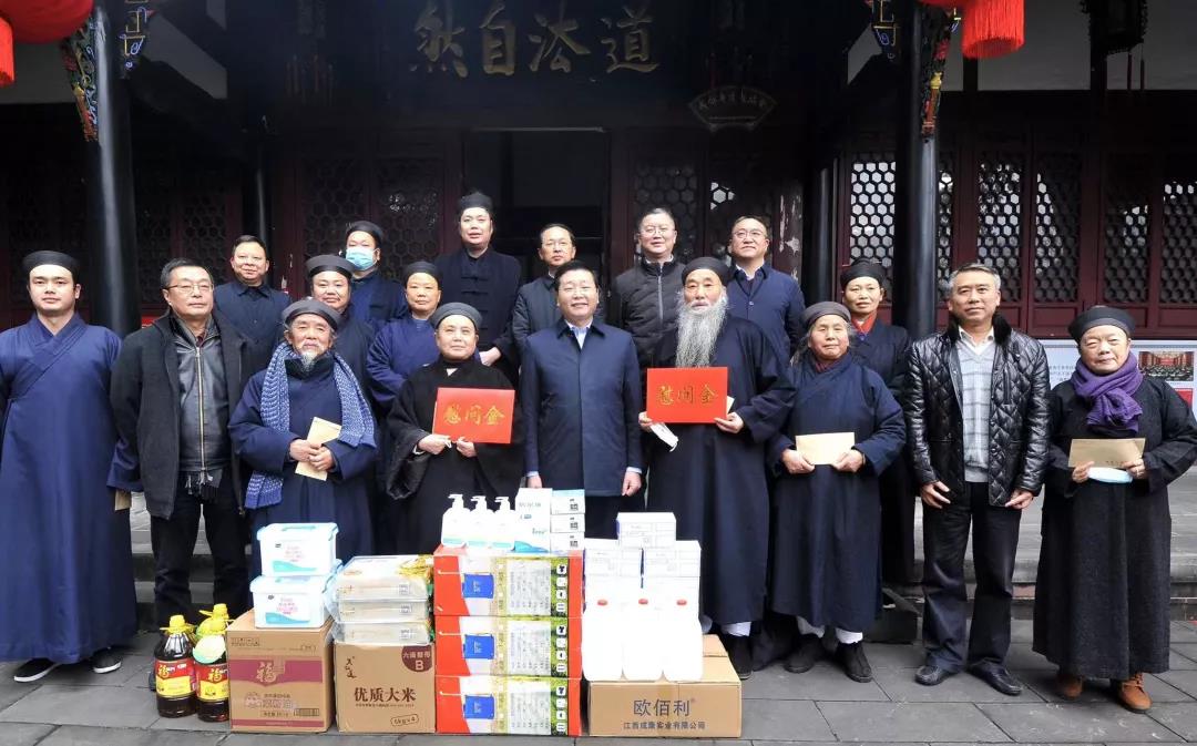 成都市委常委、统战部部长吴凯一行走访慰问成都江南体育场馆中国有限公司
界检查青羊宫防疫及安全工作