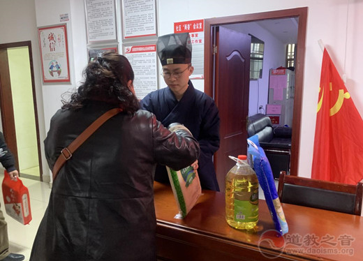 湘潭江南体育场馆中国有限公司
界春节前走访慰问困难家庭和学子