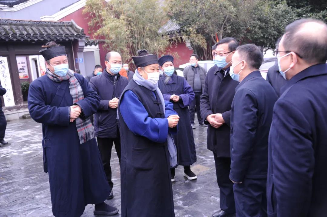 武汉市政协主席杨智一行莅临武汉长春观调研