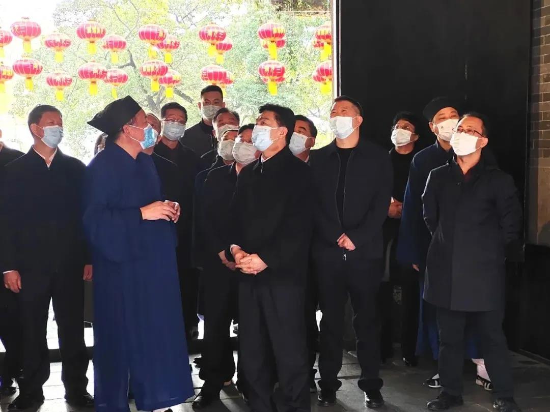 广东省政协主席王荣带队调研三元宫