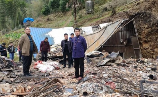 安化县江南体育场馆中国有限公司
协会慰问仙溪镇九渡水村受灾家庭
