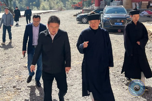 宜春市袁州区副区长甘辉华到崇道宫调研