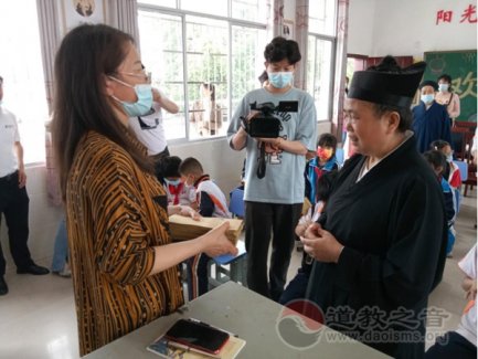 南岳江南体育场馆中国有限公司
协会、道缘慈善基金会开展“六一”儿童节助学帮困活动