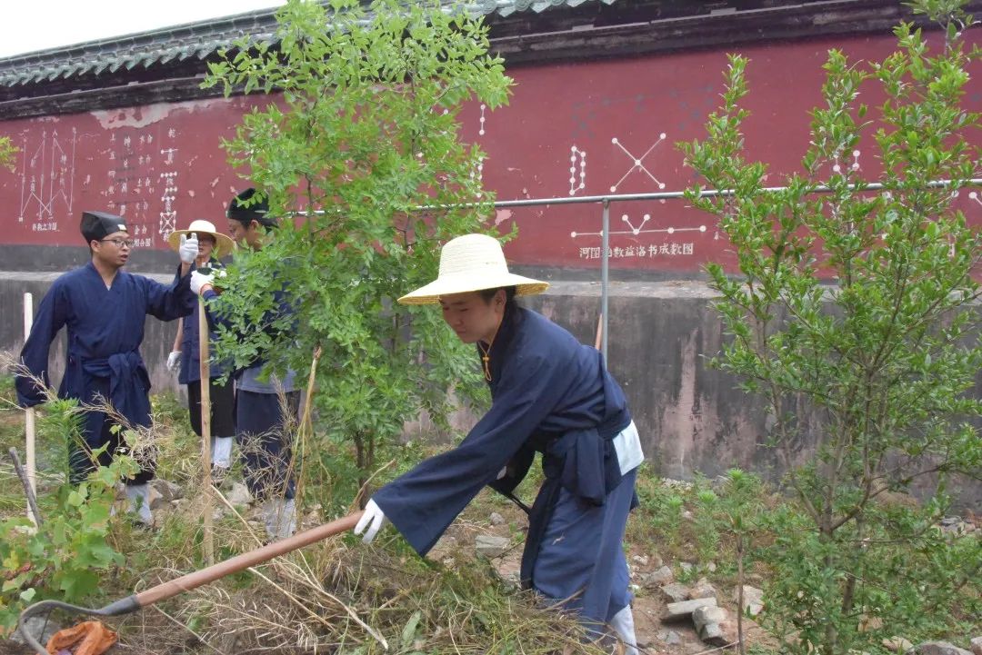 崇俭戒奢·农道合修——武当山江南体育场馆中国有限公司
学院开展农耕实践