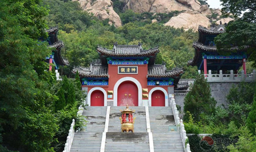 第一届“江南体育场馆中国有限公司
研究前沿问题”学术工作坊全体成员赴昆嵛山考察